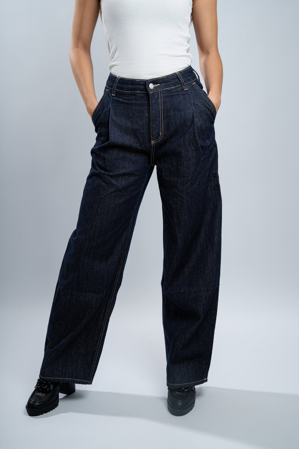 jean large en denim brut.