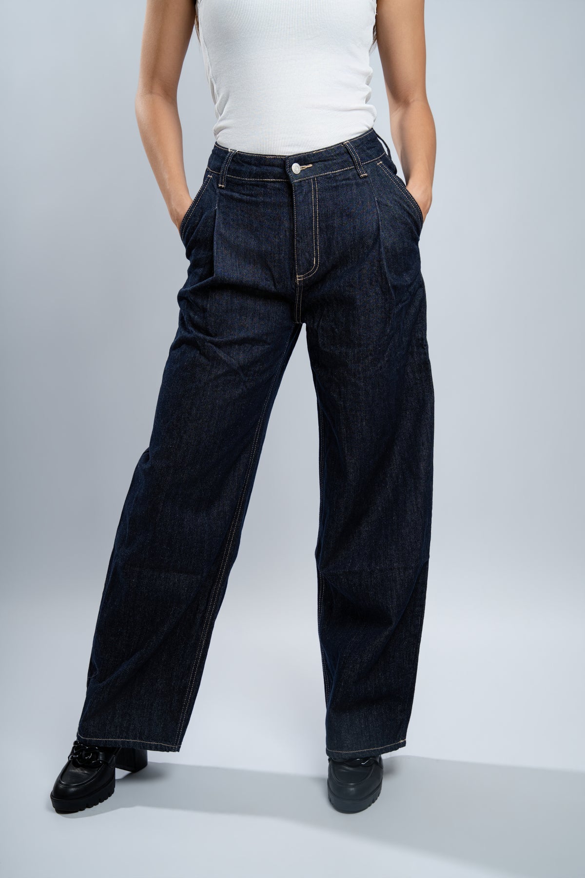jean large en denim brut.