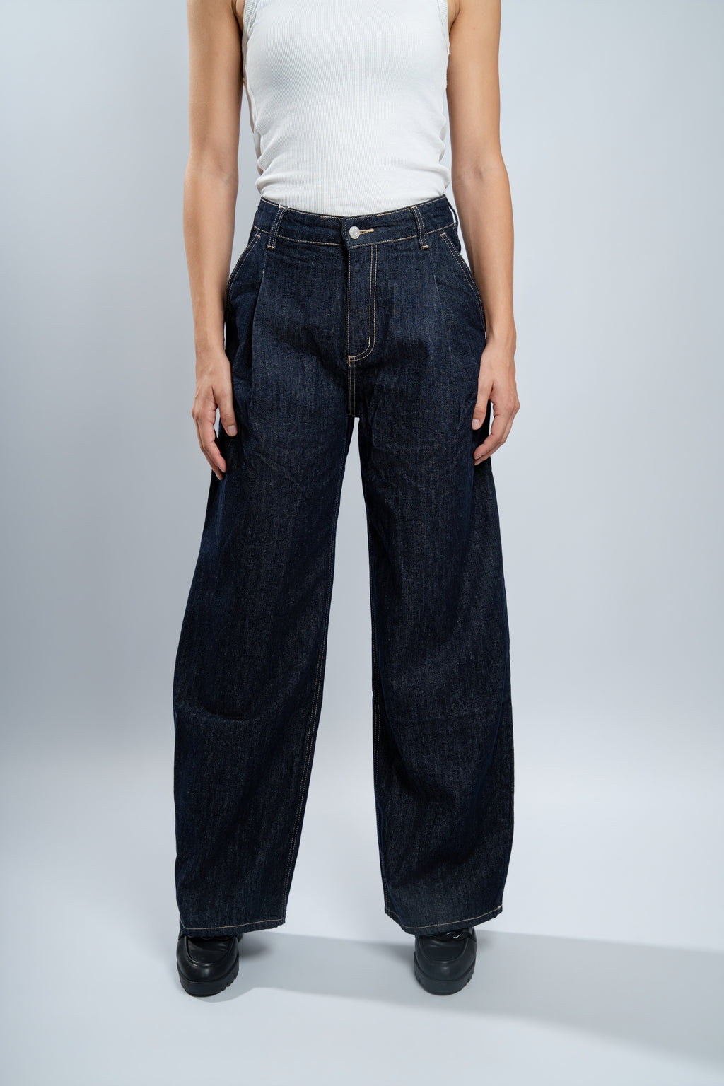 jean large en denim brut.