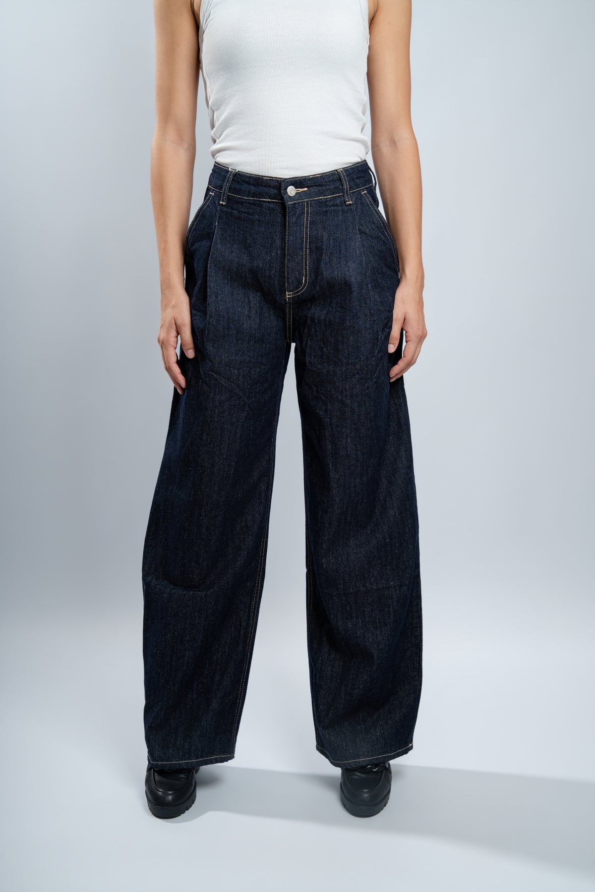 jean large en denim brut.