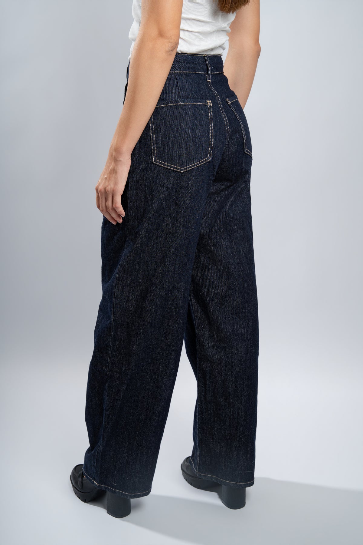 jean large en denim brut.