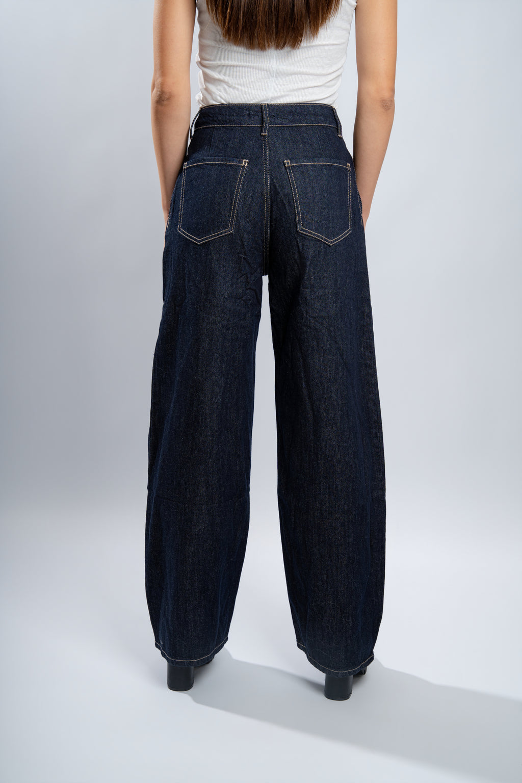 jean large en denim brut.