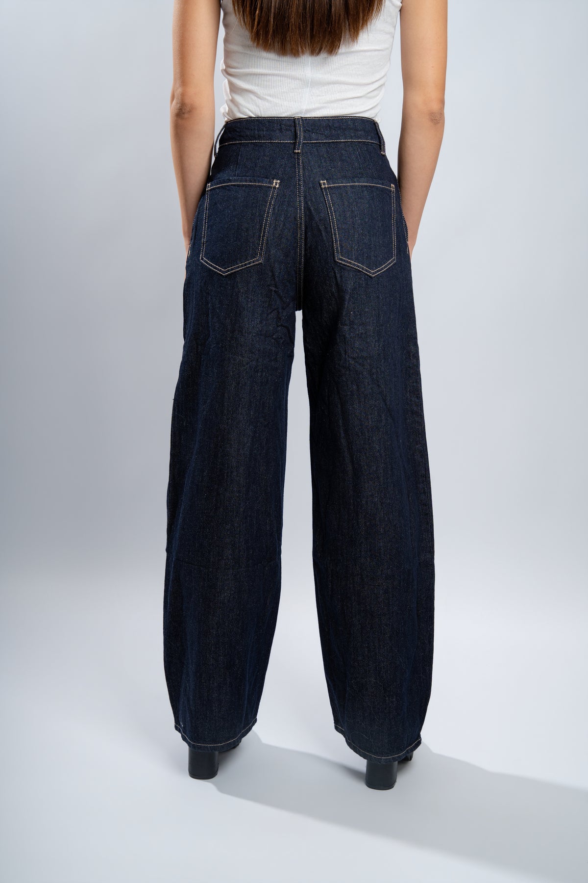 jean large en denim brut.