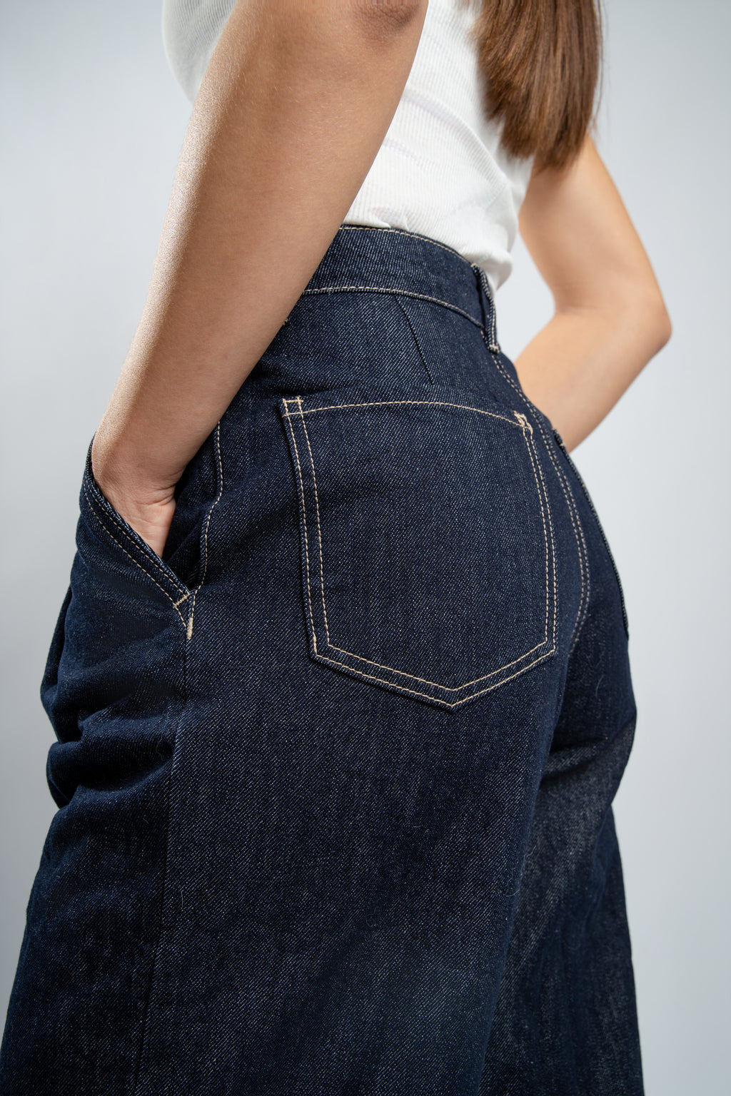 jean large en denim brut.