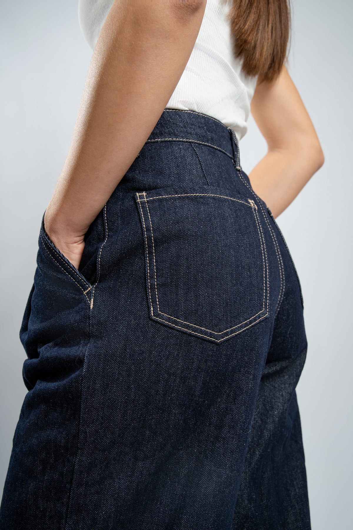 jean large en denim brut.