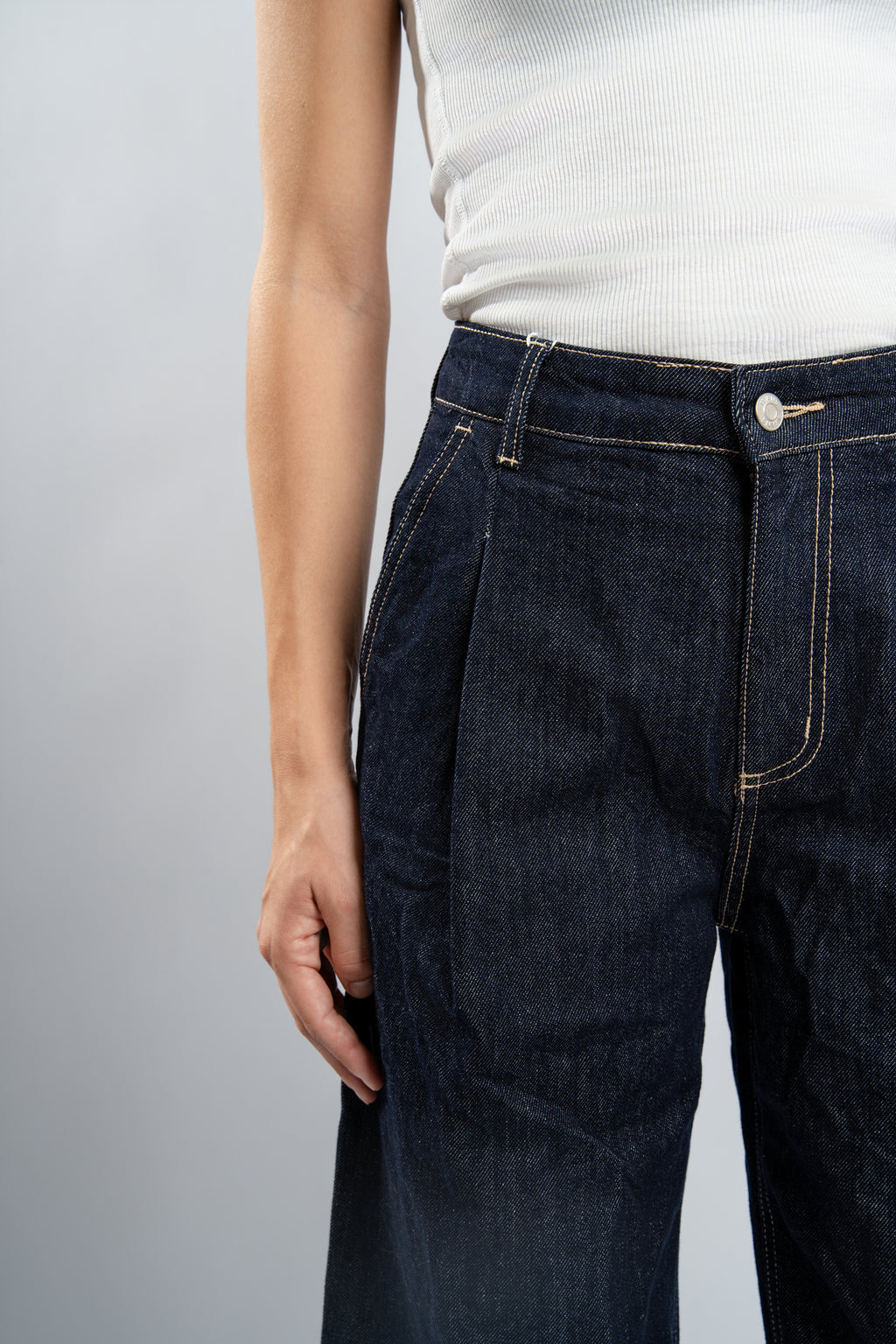 jean large en denim brut.