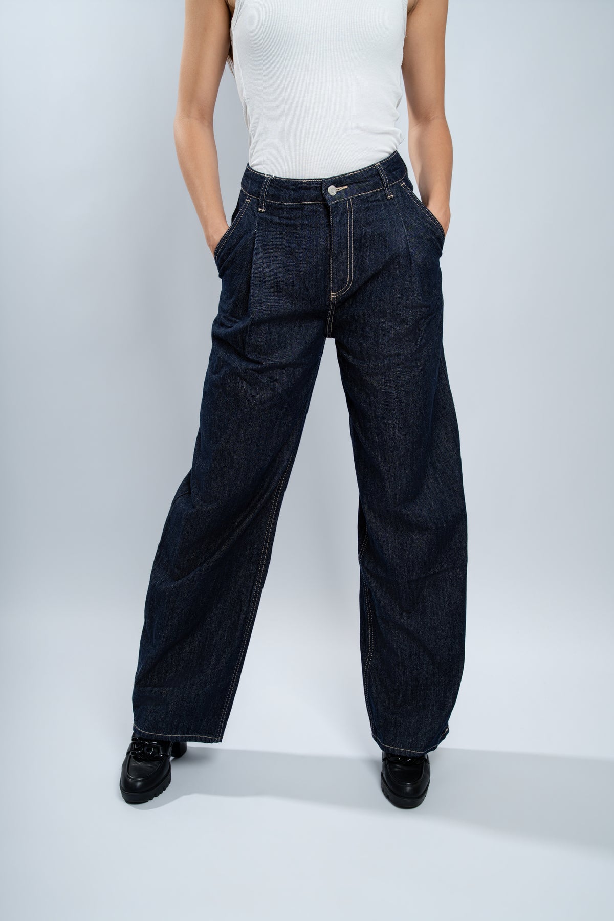 jean large en denim brut.