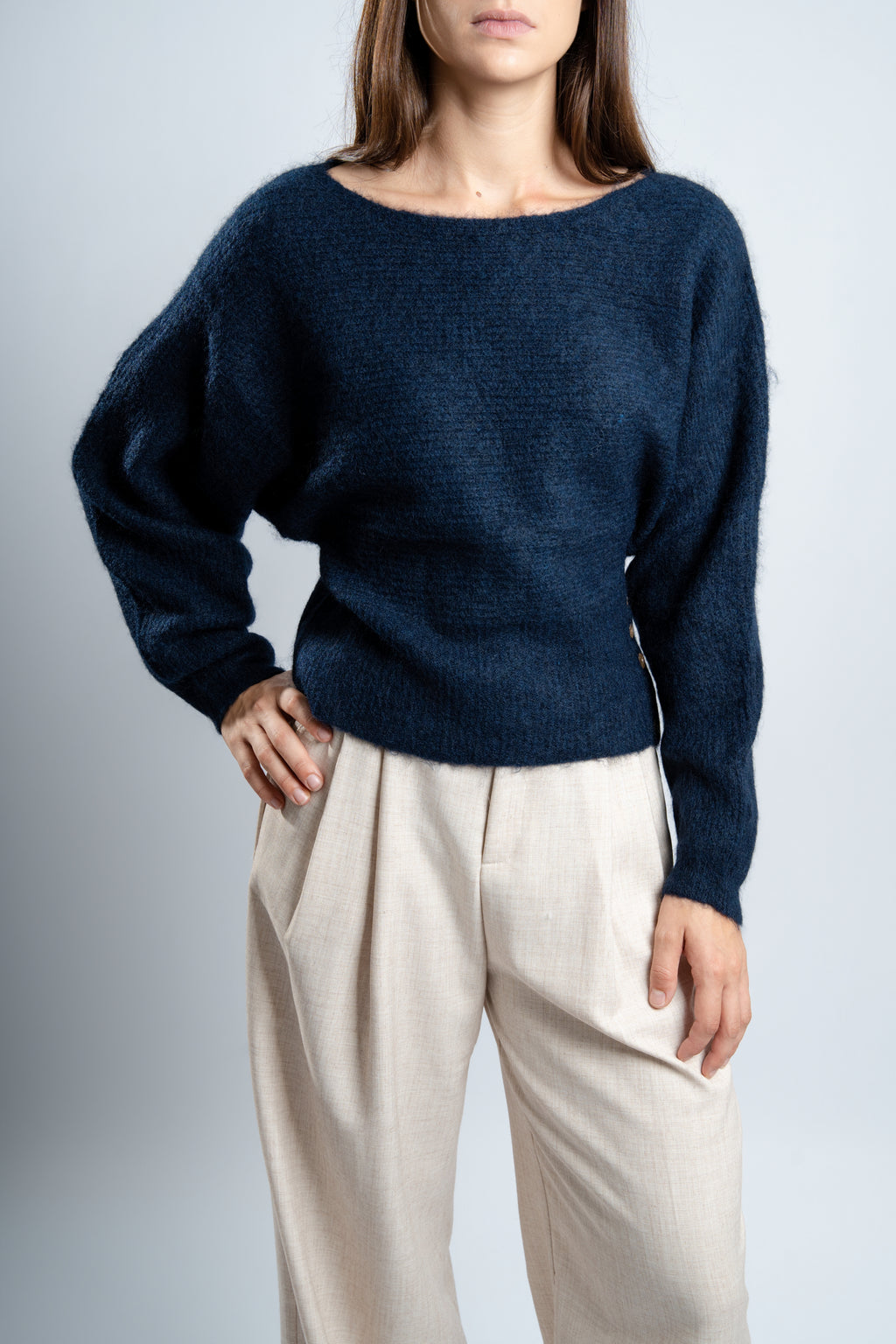 Pull en maille marine avec boutons latéraux.
