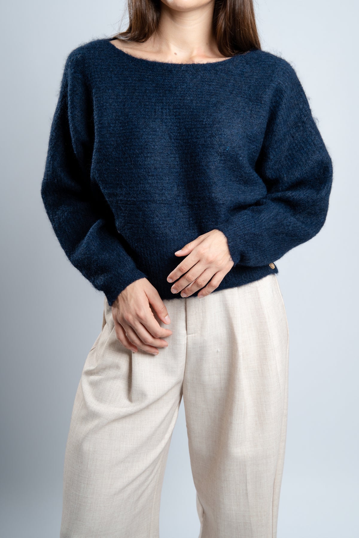 Pull en maille marine avec boutons latéraux.