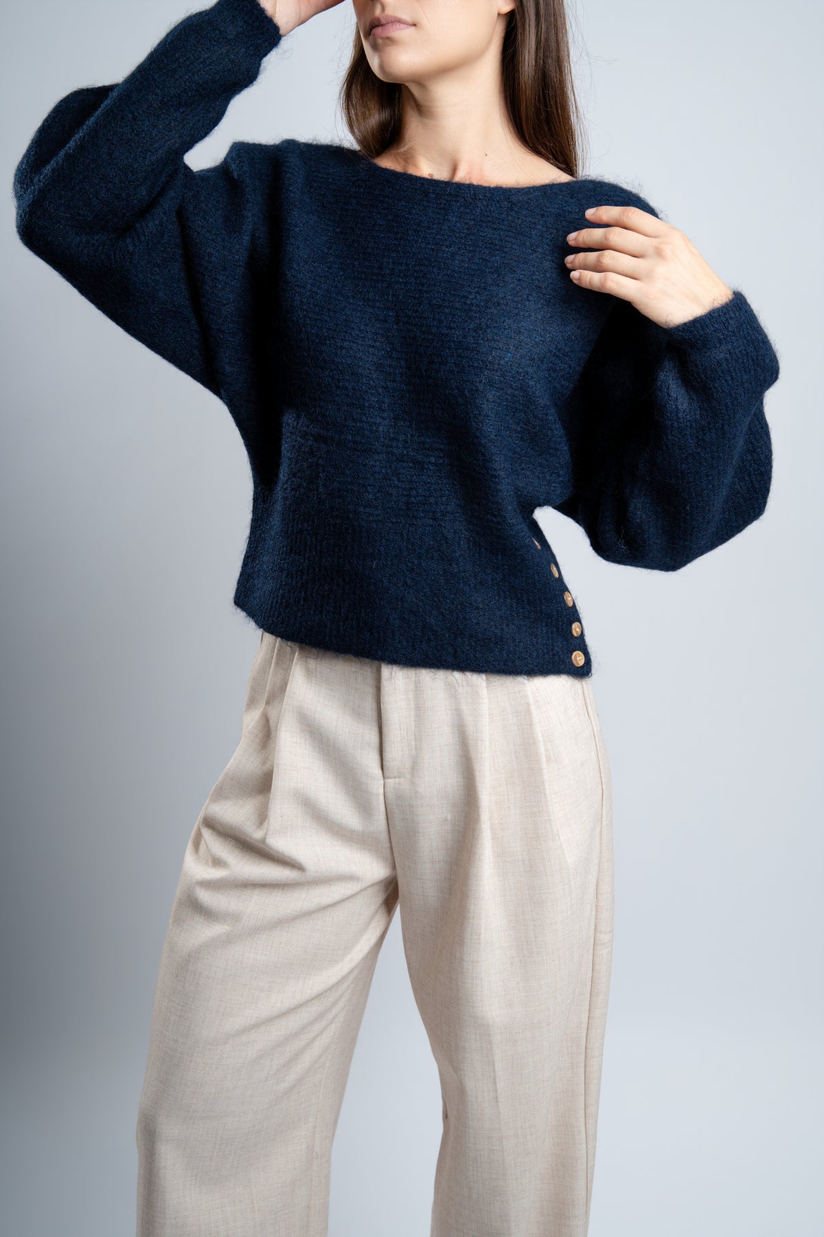 Pull en maille marine avec boutons latéraux.