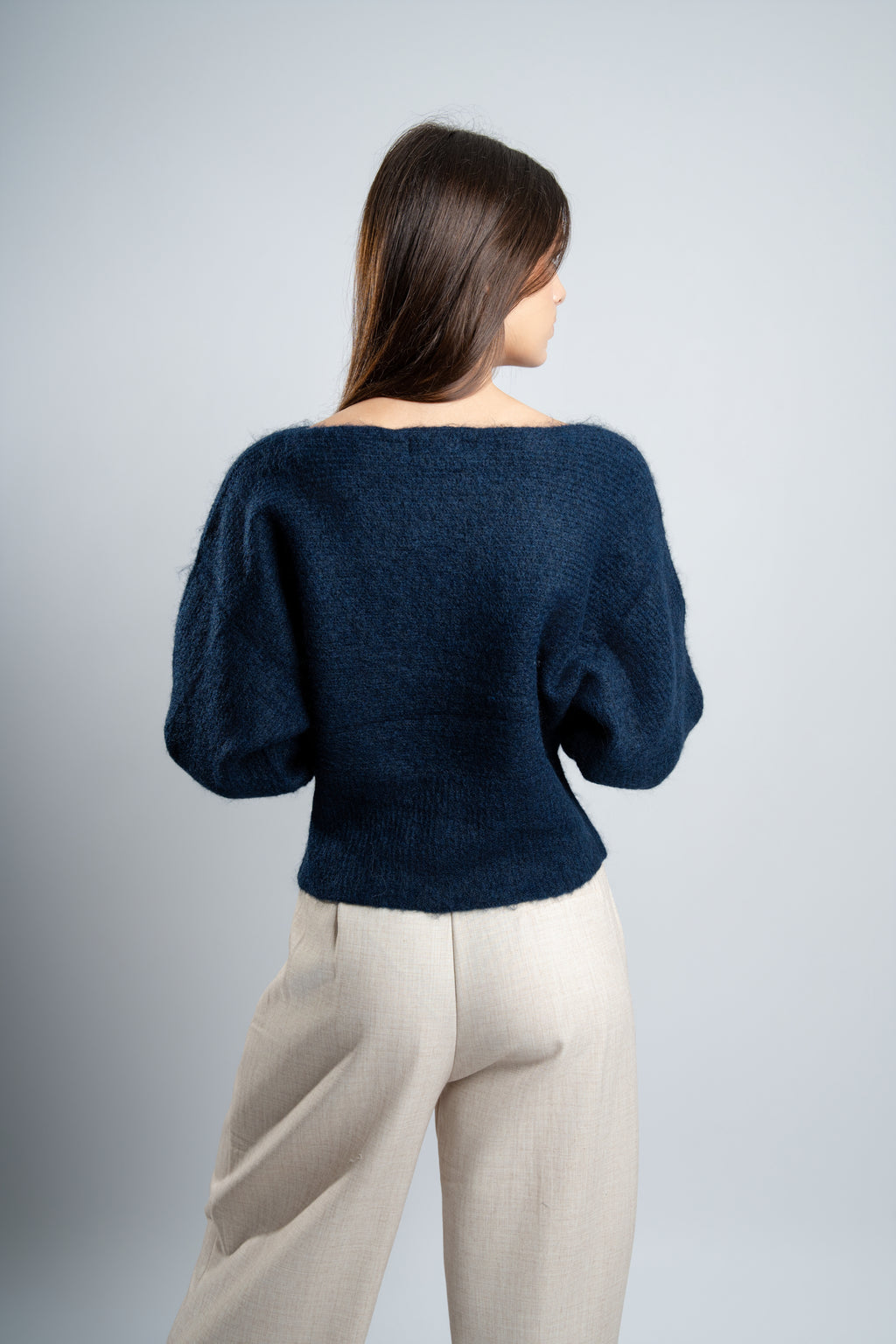 Pull en maille marine avec boutons latéraux.