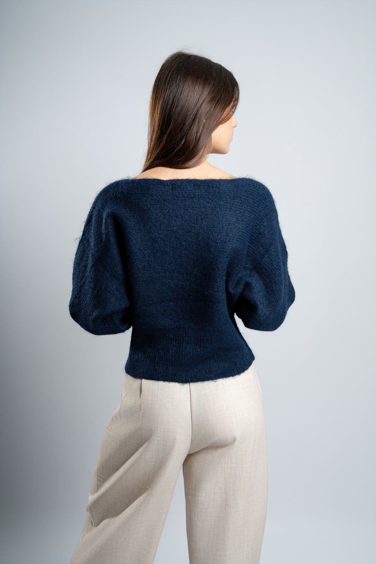 Pull en maille marine avec boutons latéraux.