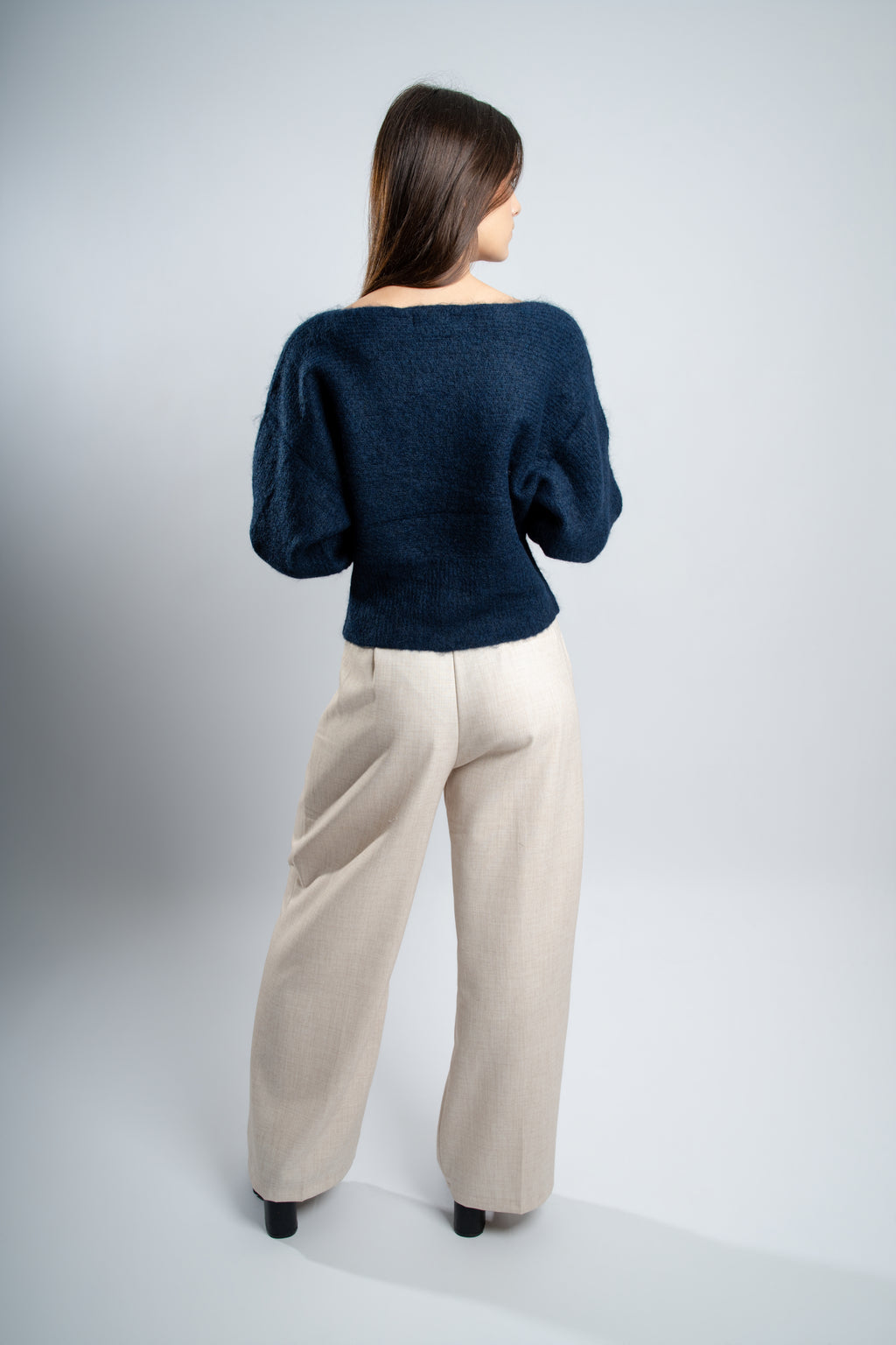 Pull en maille marine avec boutons latéraux.