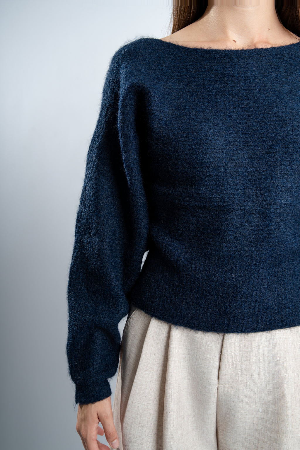Pull en maille marine avec boutons latéraux.
