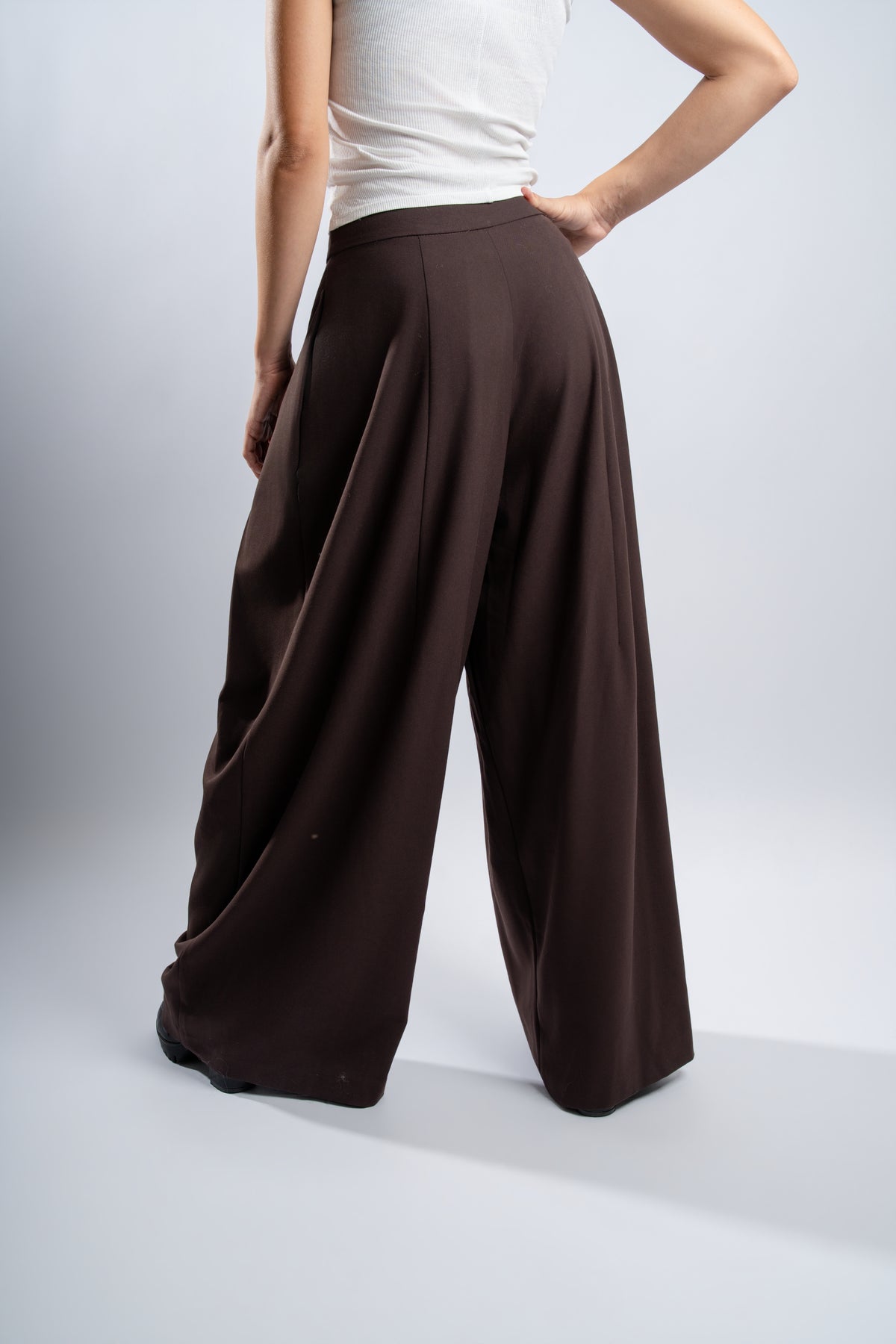 Pantalon large à pinces.