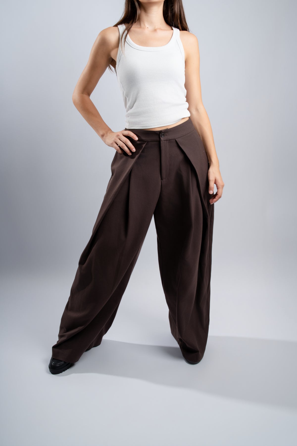Pantalon large à pinces.