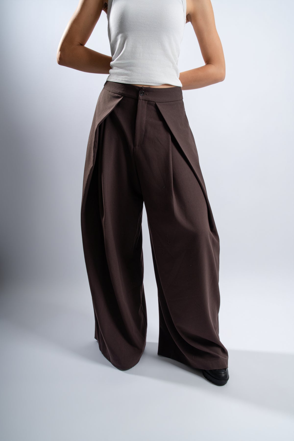 Pantalon large à pinces.