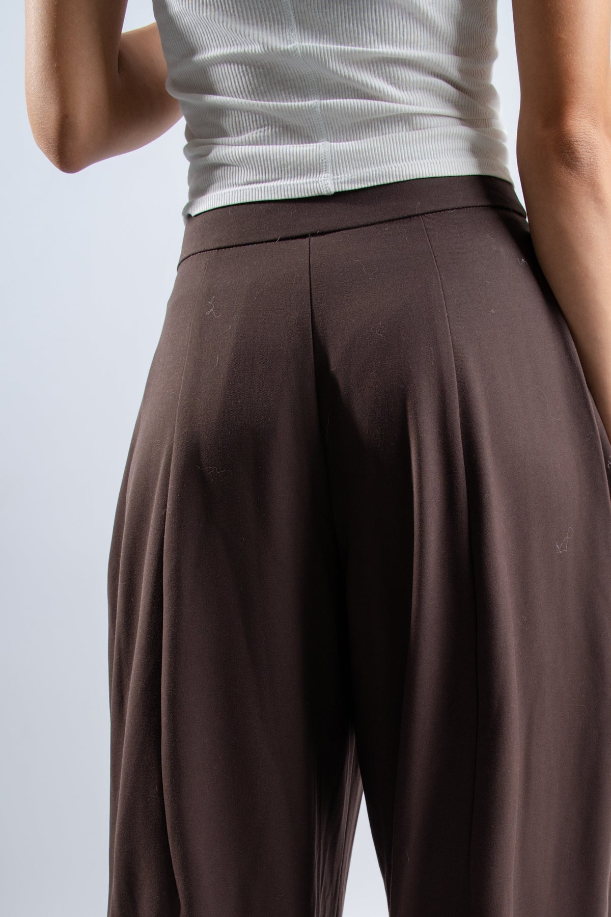 Pantalon large à pinces.