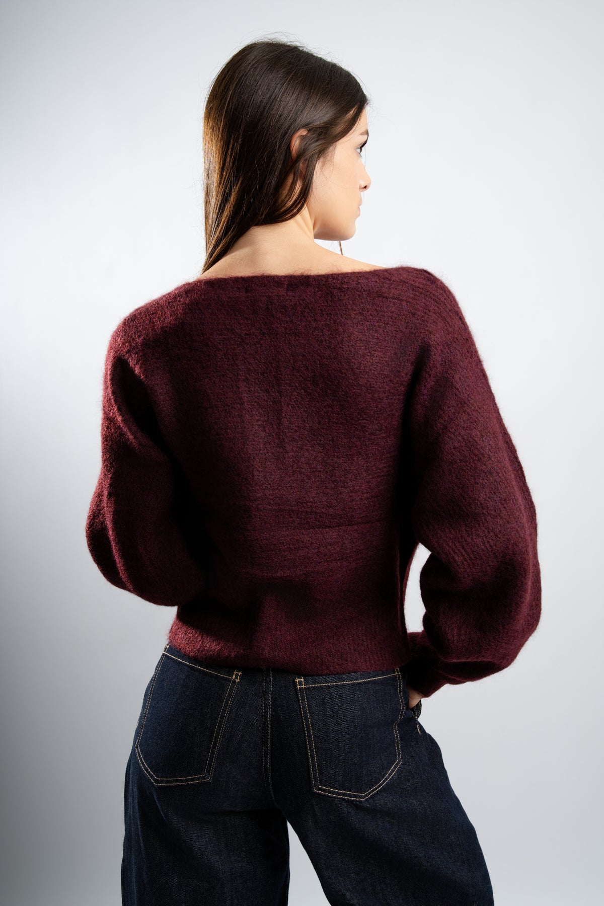 Pull en maille Bordeaux avec boutons latéraux.